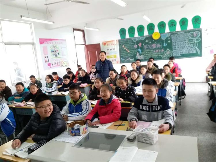 青山泉中学特邀秦敬元校长垂范一堂作文示范课